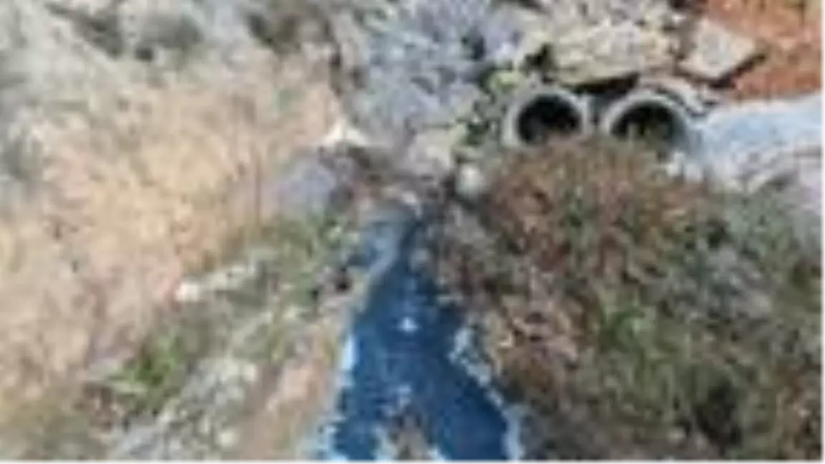 Sultangazi'deki dere mavi ve siyah akıyor; Alibeyköy Barajı'na ulaşıyor iddiası