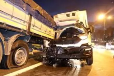 TEM'de kamyonet yol kenarında duran tıra çarptı: 2 yaralı TEM'de kamyonet yol kenarında duran tıra çarptı: 2 yaralı