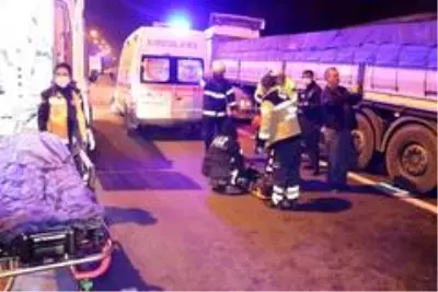 TEM'de kamyonet yol kenarında duran tıra çarptı: 2 yaralı TEM'de kamyonet yol kenarında duran tıra çarptı: 2 yaralı