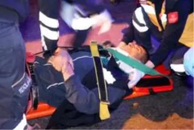 TEM'de kamyonet yol kenarında duran tıra çarptı: 2 yaralı TEM'de kamyonet yol kenarında duran tıra çarptı: 2 yaralı