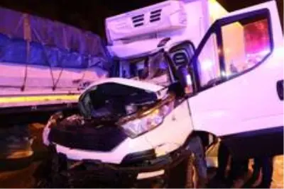 TEM'de kamyonet yol kenarında duran tıra çarptı: 2 yaralı TEM'de kamyonet yol kenarında duran tıra çarptı: 2 yaralı