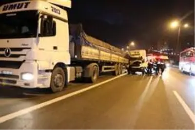 TEM'de kamyonet yol kenarında duran tıra çarptı: 2 yaralı TEM'de kamyonet yol kenarında duran tıra çarptı: 2 yaralı