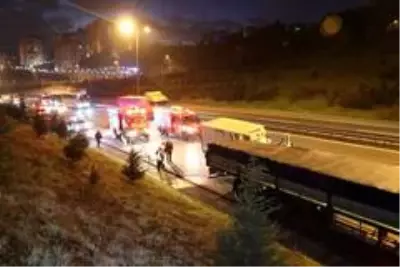 TEM'de kamyonet yol kenarında duran tıra çarptı: 2 yaralı TEM'de kamyonet yol kenarında duran tıra çarptı: 2 yaralı