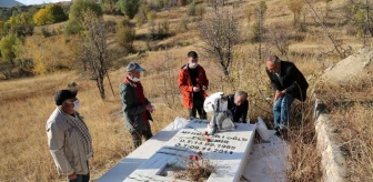 Van depreminde hayatını kaybeden Gazeteci Cem Emir, mezarı başında anıldı