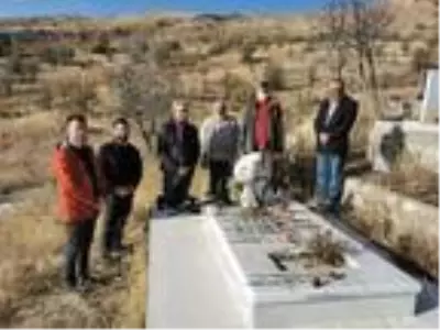 Van depreminde yaşamını yitiren DHA Muhabiri Cem Emir mezarı başında anıldı