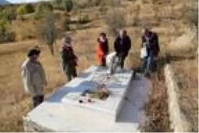 Van depreminde yaşamını yitiren DHA Muhabiri Cem Emir mezarı başında anıldı