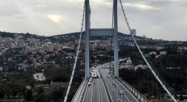 15 Temmuz Şehitler Köprüsü'nde 09.05'te hayat durdu 15 Temmuz Şehitler Köprüsü'nde 09.05'te hayat durdu