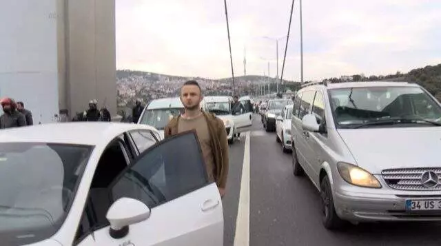15 Temmuz Şehitler Köprüsü'nde 09.05'te hayat durdu 15 Temmuz Şehitler Köprüsü'nde 09.05'te hayat durdu