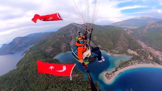 Afyonkarahisarlı yamaç paraşütçüsü 'Atatürk' için uçtu