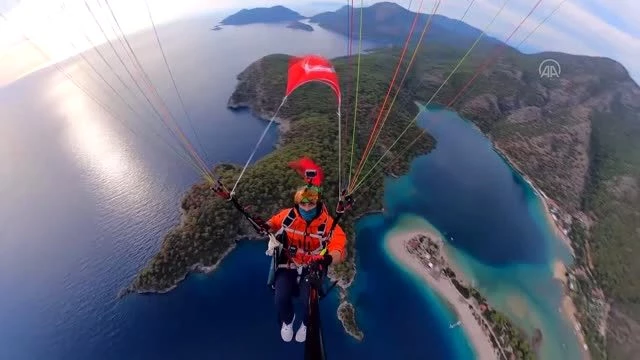 Afyonkarahisarlı yamaç paraşütçüsü 'Atatürk' için uçtu