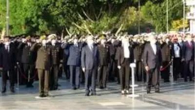 Antalya'da sosyal mesafeli 10 Kasım töreni Antalya'da sosyal mesafeli 10 Kasım töreni