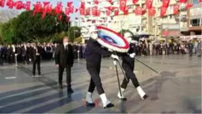 Antalya'da sosyal mesafeli 10 Kasım töreni Antalya'da sosyal mesafeli 10 Kasım töreni