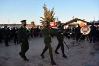 Ayvalık'ta Atatürk'ün 82. yıldönümü hüznü Ayvalık'ta Atatürk'ün 82. yıldönümü hüznü