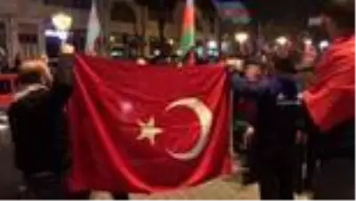 Azerbaycanlılar Dağlık Karabağ'da varılan anlaşmayı coşkuyla kutluyor (2) Azerbaycanlılar Dağlık Karabağ'da varılan anlaşmayı coşkuyla kutluyor (2)