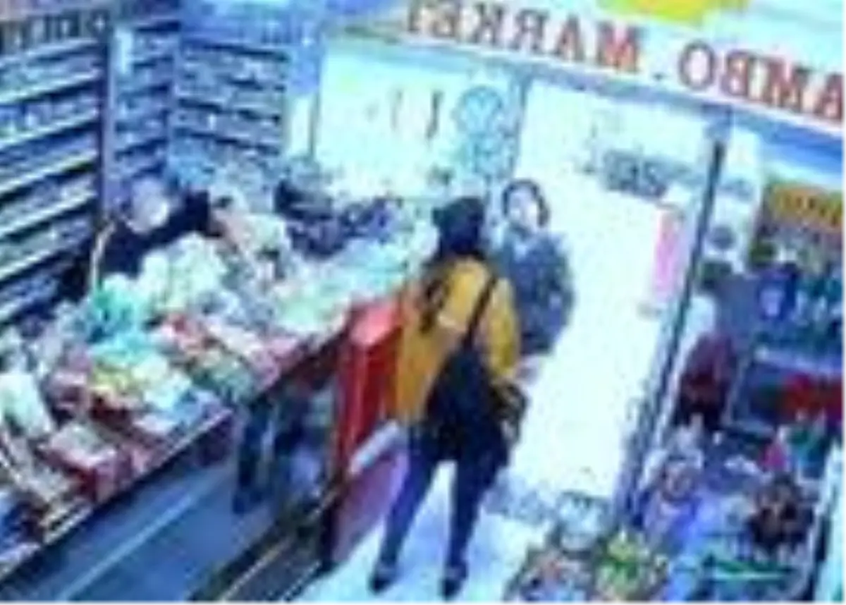 Çocuğun yüzüne tüküren genç kız, geri dönüp kendi görüntüsünü izlemiş