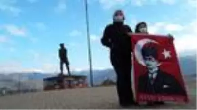 Erzade nineden Atatepe'de saygı duruşu Erzade nineden Atatepe'de saygı duruşu