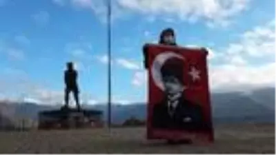 Erzade nineden Atatepe'de saygı duruşu Erzade nineden Atatepe'de saygı duruşu