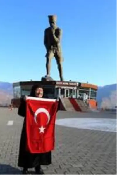 Erzade nineden Atatepe'de saygı duruşu Erzade nineden Atatepe'de saygı duruşu