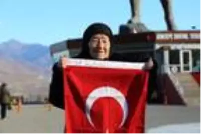 Erzade nineden Atatepe'de saygı duruşu Erzade nineden Atatepe'de saygı duruşu