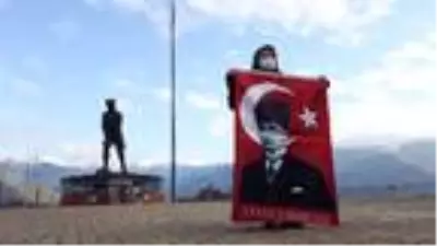 Erzade nineden Atatepe'de saygı duruşu Erzade nineden Atatepe'de saygı duruşu