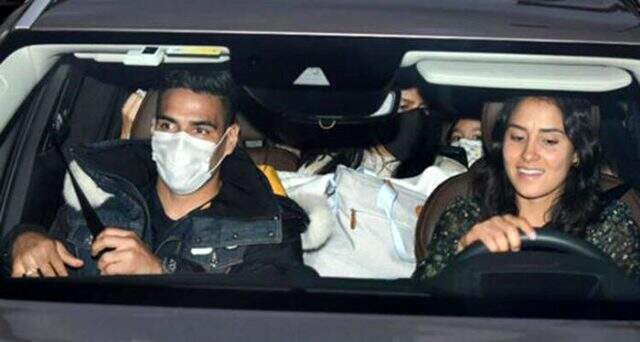 Falcao, restoran çıkışında bebek arabasını görevlilerin yardımıyla kapatabildi