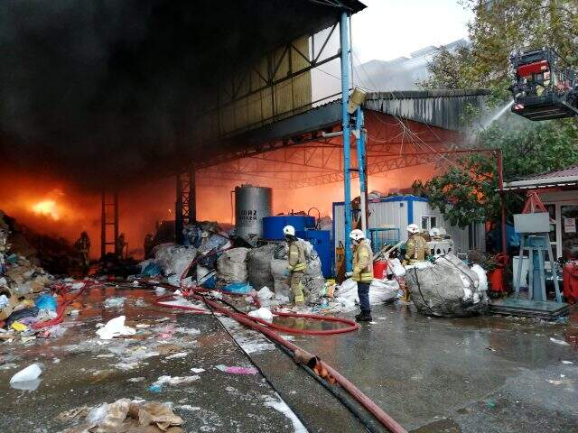 Kartal'da bir kağıt fabrikasında büyük çaplı yangın çıktı. Çok sayıda itfaiye ekibinin yangına müdahalesi sürüyor.
