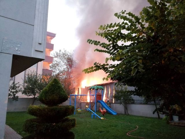 Kartal'daki kağıt fabrikasında çıkan yangın kontrol altına alındı
