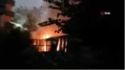 Kartal'da kağıt fabrikası alev alev yandı Kartal'da kağıt fabrikası alev alev yandı