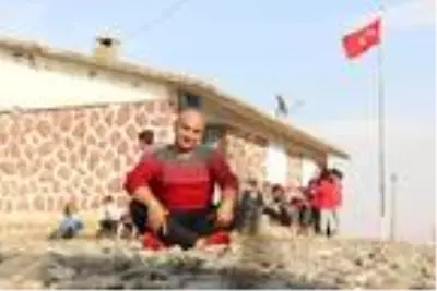 Komşusunun kitabıyla öğretmen oldu, başkaları da olsun diye köy köy geziyor Komşusunun kitabıyla öğretmen oldu, başkaları da olsun diye köy köy geziyor