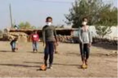 Komşusunun kitabıyla öğretmen oldu, başkaları da olsun diye köy köy geziyor Komşusunun kitabıyla öğretmen oldu, başkaları da olsun diye köy köy geziyor