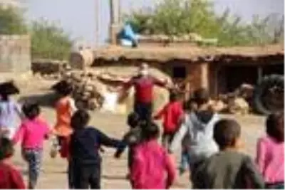 Komşusunun kitabıyla öğretmen oldu, başkaları da olsun diye köy köy geziyor Komşusunun kitabıyla öğretmen oldu, başkaları da olsun diye köy köy geziyor