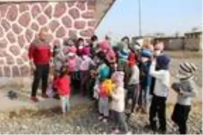 Komşusunun kitabıyla öğretmen oldu, başkaları da olsun diye köy köy geziyor Komşusunun kitabıyla öğretmen oldu, başkaları da olsun diye köy köy geziyor