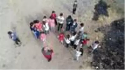 Komşusunun kitabıyla öğretmen oldu, başkaları da olsun diye köy köy geziyor Komşusunun kitabıyla öğretmen oldu, başkaları da olsun diye köy köy geziyor