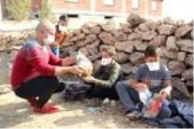Komşusunun kitabıyla öğretmen oldu, başkaları da olsun diye köy köy geziyor Komşusunun kitabıyla öğretmen oldu, başkaları da olsun diye köy köy geziyor