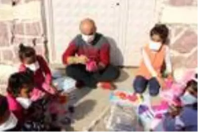 Komşusunun kitabıyla öğretmen oldu, başkaları da olsun diye köy köy geziyor Komşusunun kitabıyla öğretmen oldu, başkaları da olsun diye köy köy geziyor