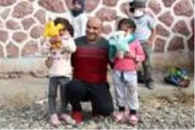 Komşusunun kitabıyla öğretmen oldu, başkaları da olsun diye köy köy geziyor Komşusunun kitabıyla öğretmen oldu, başkaları da olsun diye köy köy geziyor