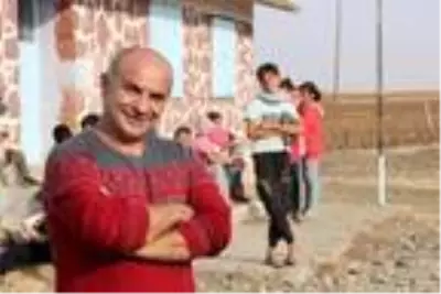 Komşusunun kitabıyla öğretmen oldu, başkaları da olsun diye köy köy geziyor Komşusunun kitabıyla öğretmen oldu, başkaları da olsun diye köy köy geziyor