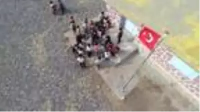 Komşusunun kitabıyla öğretmen oldu, başkaları da olsun diye köy köy geziyor Komşusunun kitabıyla öğretmen oldu, başkaları da olsun diye köy köy geziyor