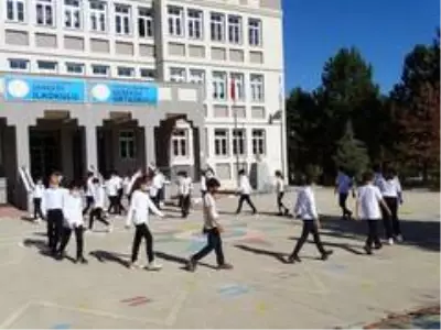 Köy okulunda '10 Kasım' koreografisi Köy okulunda '10 Kasım' koreografisi
