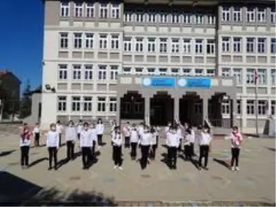 Köy okulunda '10 Kasım' koreografisi Köy okulunda '10 Kasım' koreografisi