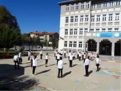 Köy okulunda '10 Kasım' koreografisi Köy okulunda '10 Kasım' koreografisi
