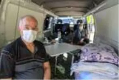 Lösemi tedavisi gören oğlu hastanede, baba minibüste yaşıyor