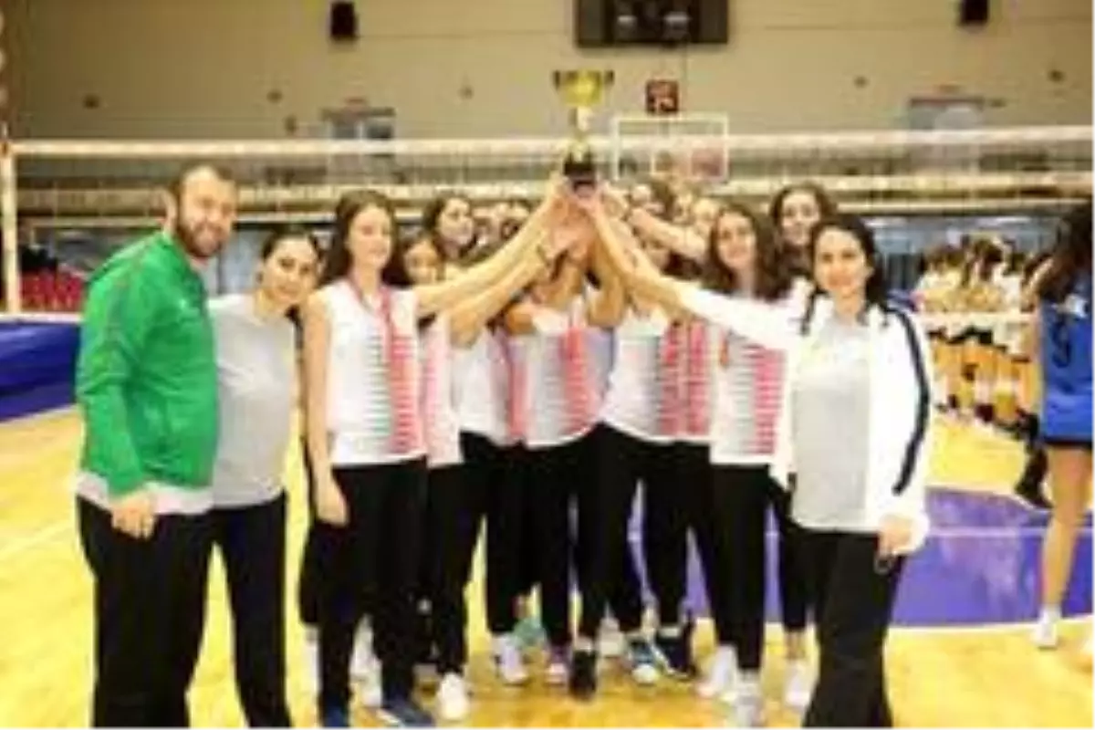 Manisa BBSK'lı voleybolcular kupalarını aldı