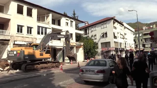 Marmaris'te, depremde yıkılma riski bulunan bina iş makineleriyle yıkıldı