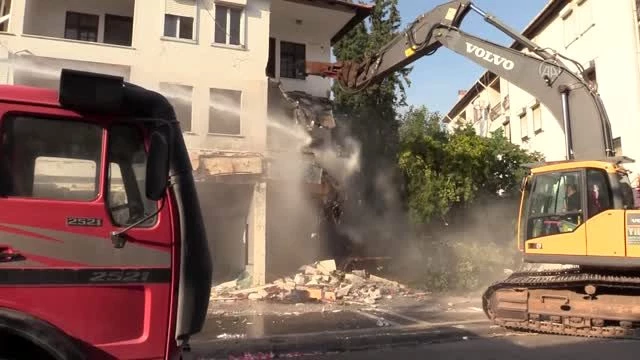 Marmaris'te, depremde yıkılma riski bulunan bina iş makineleriyle yıkıldı