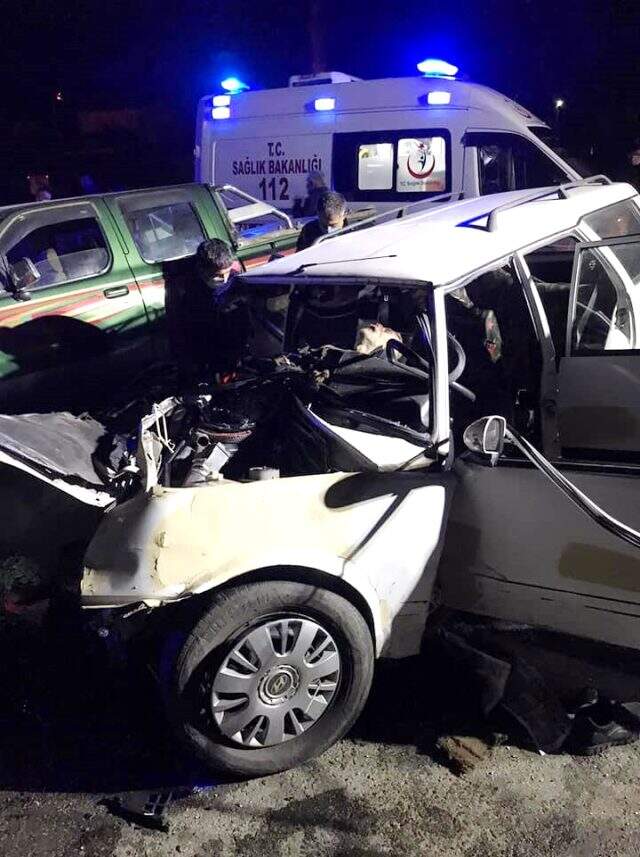 Otomobil ile kamyonet kafa kafaya çarpıştı: 2 ölü, 2 yaralı