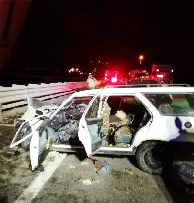 Otomobil ile kamyonet kafa kafaya çarpıştı: 2 ölü, 2 yaralı