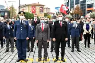 Pandemiyle mücadele eden sağlık çalışanları Ata'sını unutmadı