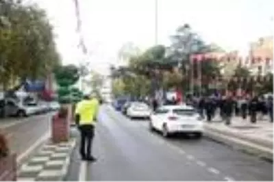 Saygı duruşunda gözyaşlarını tutamadı Saygı duruşunda gözyaşlarını tutamadı
