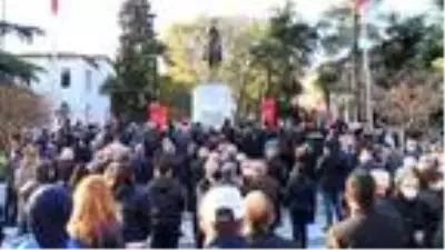 Saygı duruşunda gözyaşlarını tutamadı Saygı duruşunda gözyaşlarını tutamadı